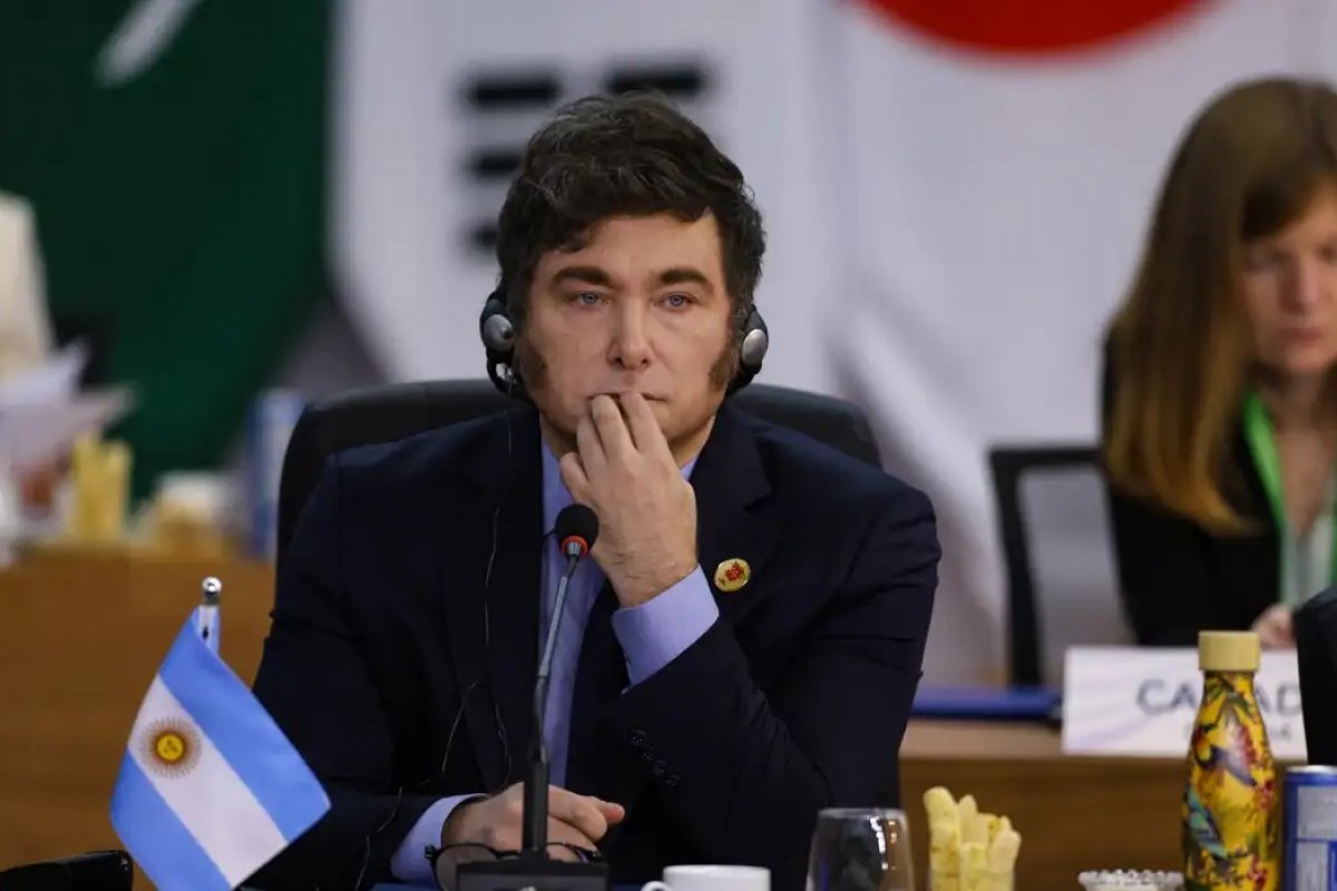 Javier Milei quer excluir feminicídio do Código Penal na Argentina