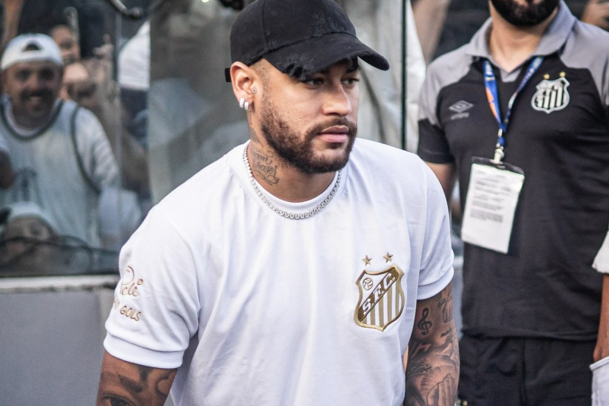 Neymar posta foto em avião com destino ao Brasil; jogador assina com Santos na sexta (31)