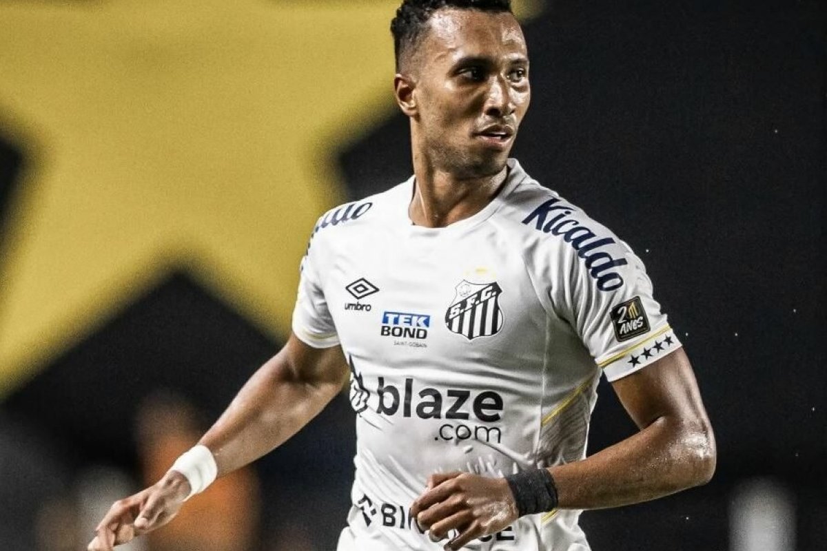 Vitória acerta com atacante Lucas Braga, do Santos