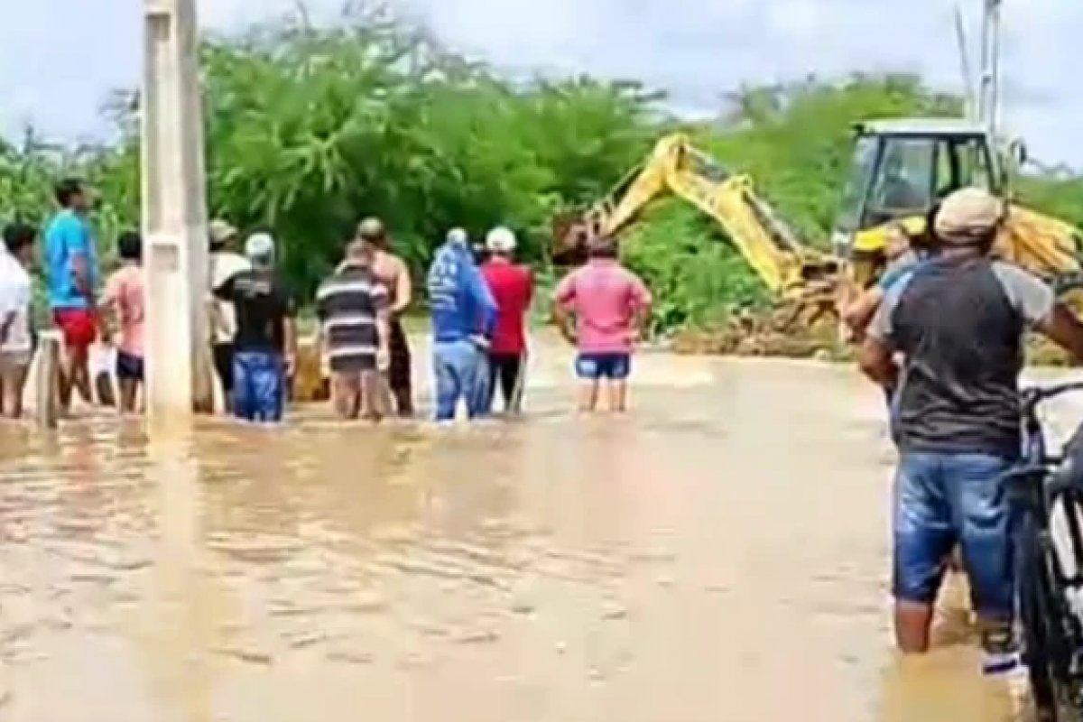 Homem morre afogado após cair em açude que transbordou por causa de chuva na Bahia