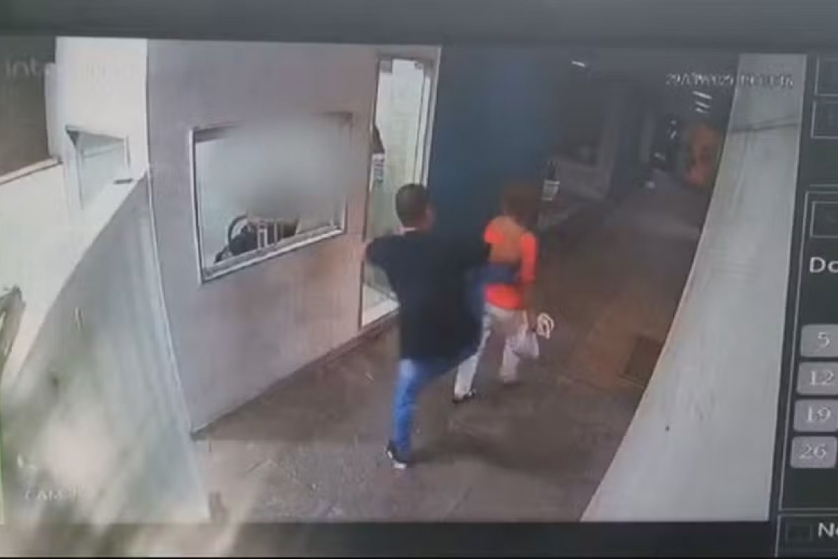 Vídeo: idosa leva chute nas costas de motorista de aplicativo na entrada de condomínio em Copacabana