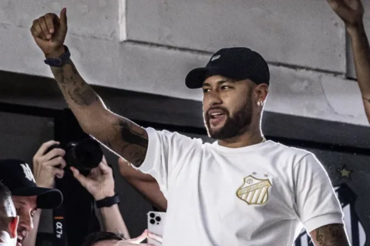 Neymar anuncia chegada ao Brasil para assinar com o Santos