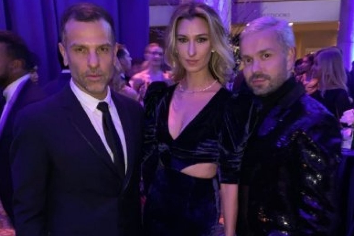 Alexandre Birman participa do Baile do amFAR em New York
