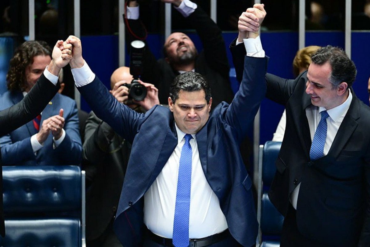 Lula e Bolsonaro cumprimentam Alcolumbre por telefone minutos após resultado no Senado