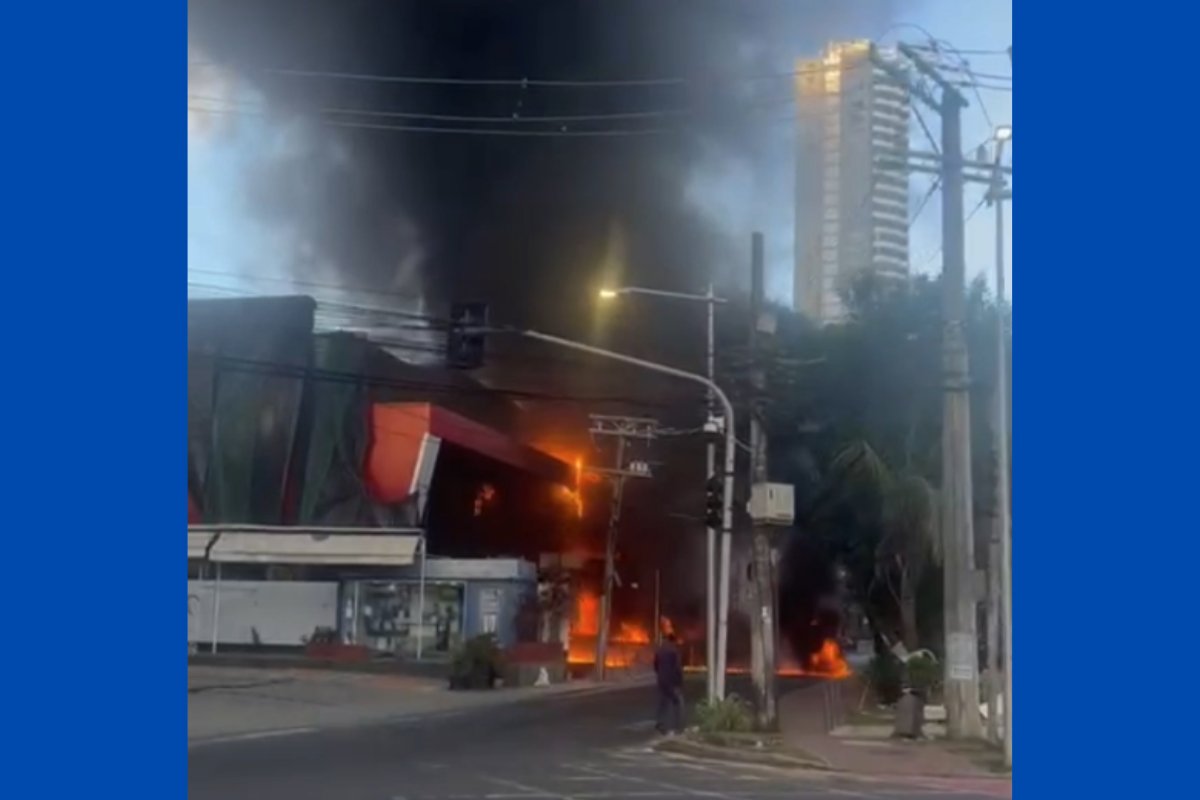 Vídeo: incêndio atinge supermercado em Salvador; unidade seria inaugurada neste mês