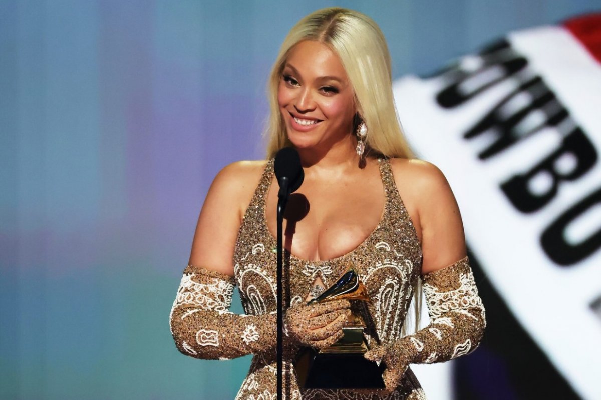 Beyoncé vence o Grammy de álbum do ano pela primeira vez após quatro derrotas