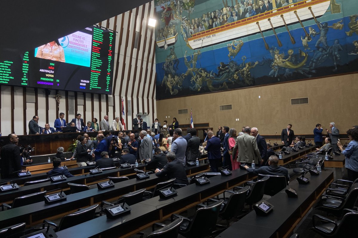 Vídeo: Apesar de questões jurídicas, Adolfo Menezes é reeleito presidente da ALBA