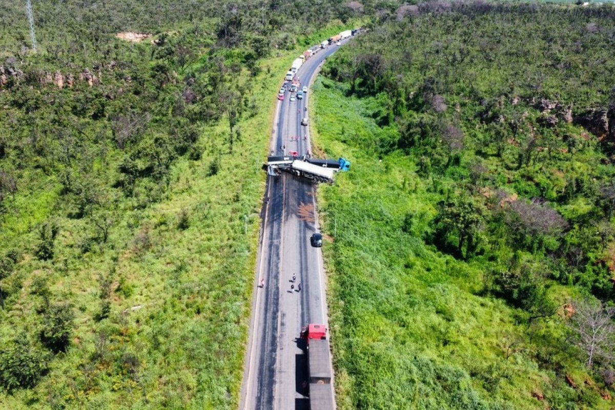 Colisão entre carretas deixa uma pessoa morta e 8 km de congestionamento na BR-020