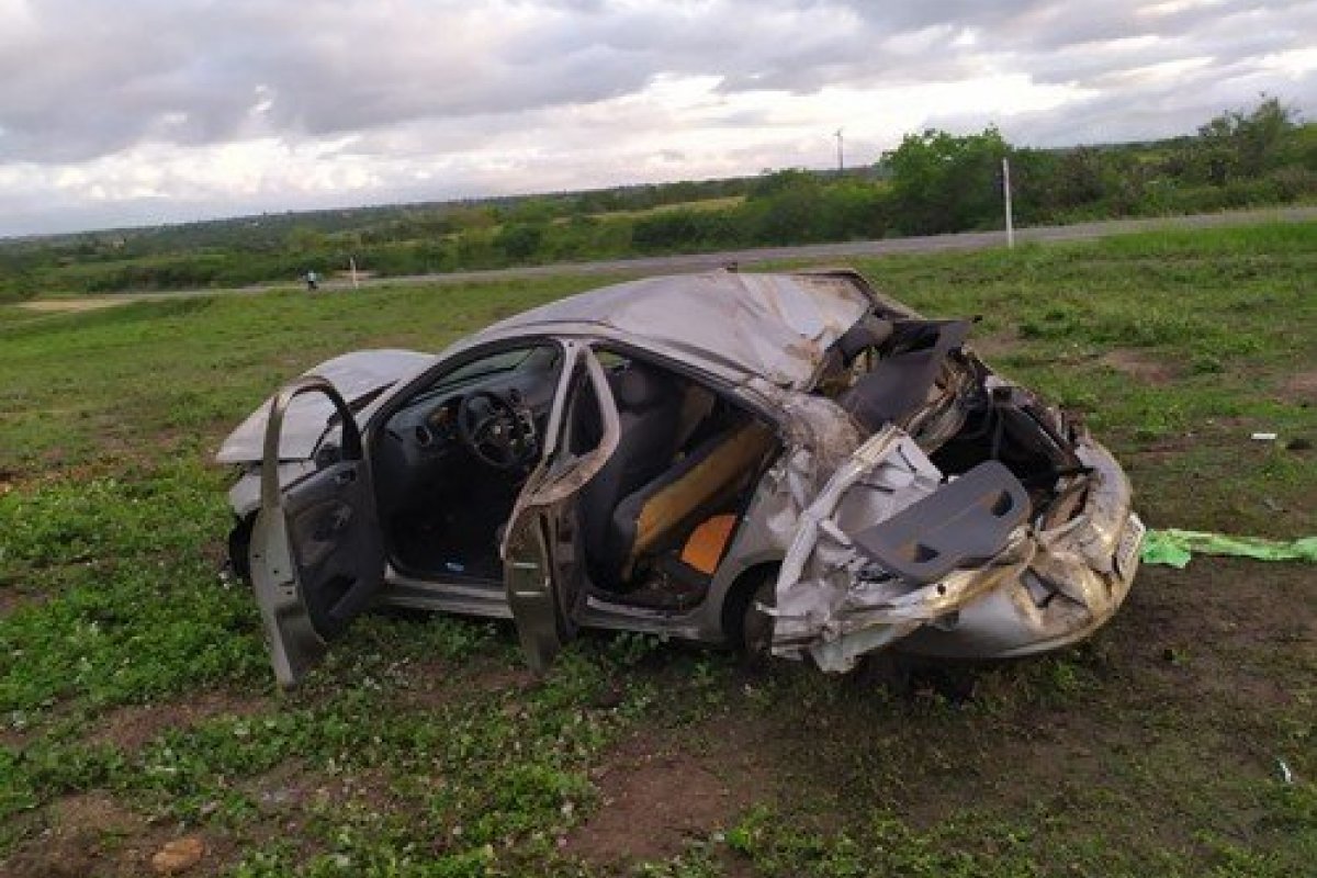 Perseguição policial termina com carro capotado e apreensão de drogas