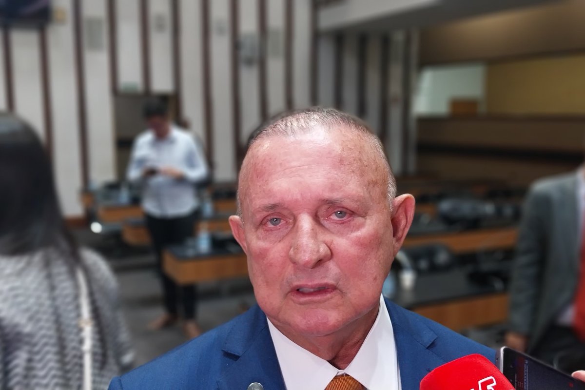 Vídeo: Adolfo Menezes comemora reeleição para presidência da ALBA e alfineta Hilton Coelho