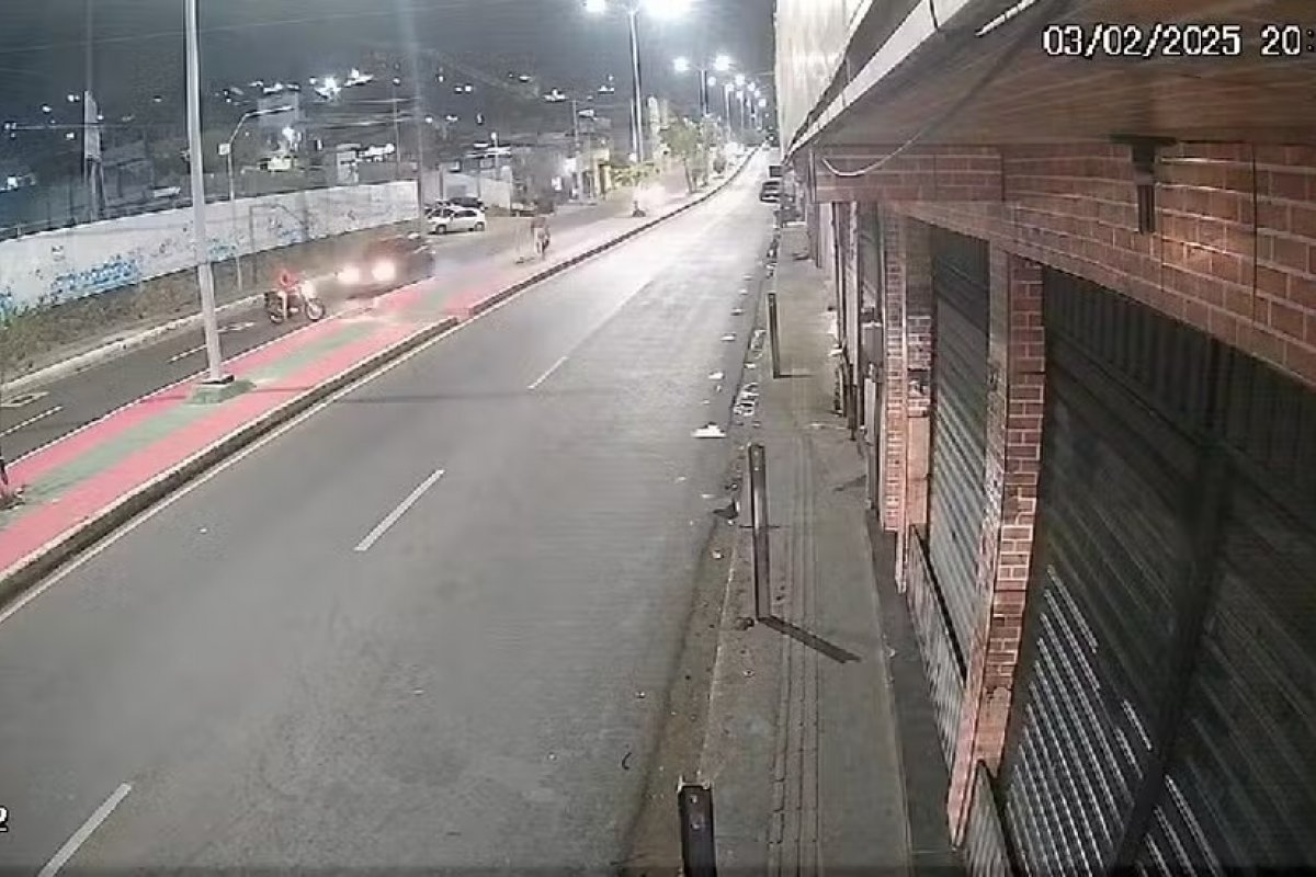 Vídeo: motociclista é atingido por carro ao tentar fazer retorno irregular em canteiro central no subúrbio de Salvador