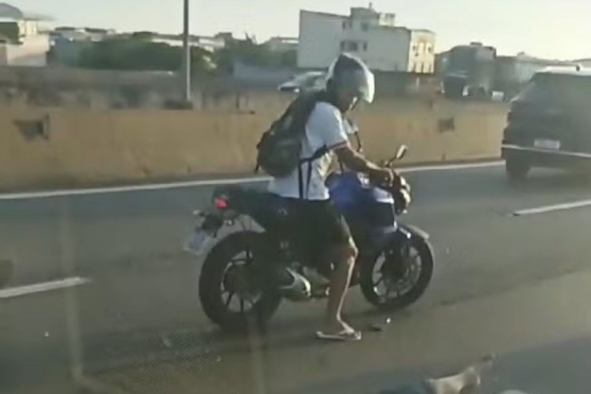 Vídeo: Polícia Civil tenta identificar suspeito de furtar celular de agente do Degase morto na Linha Amarela