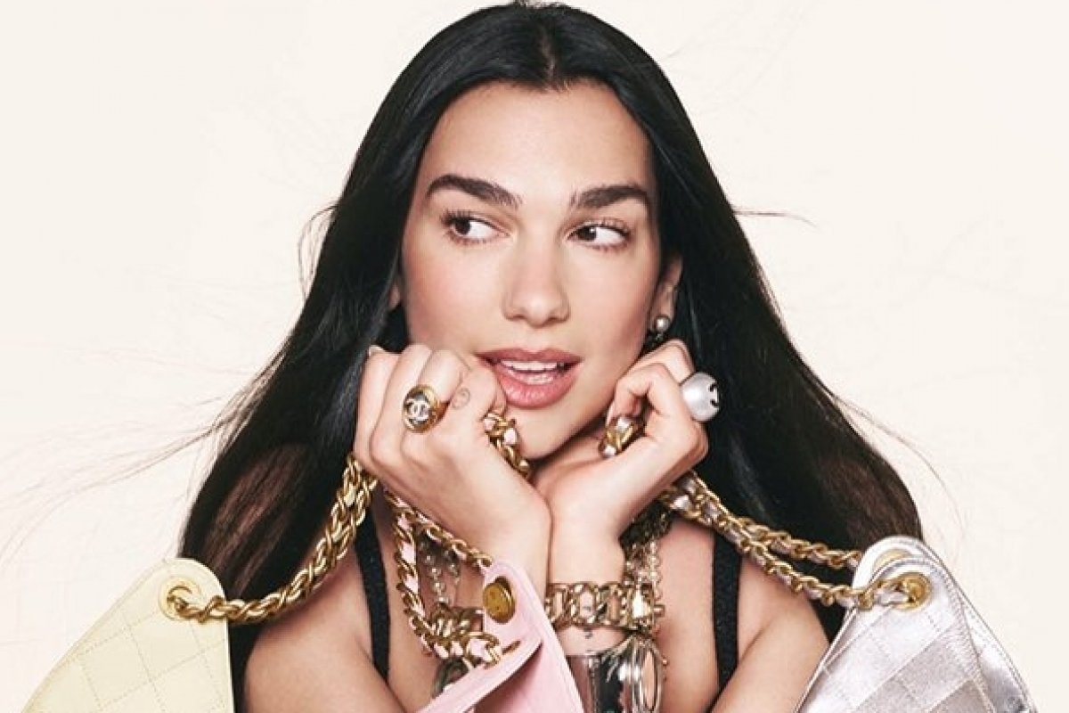 Dua Lipa estrela campanha da bolsa Chanel 25! 