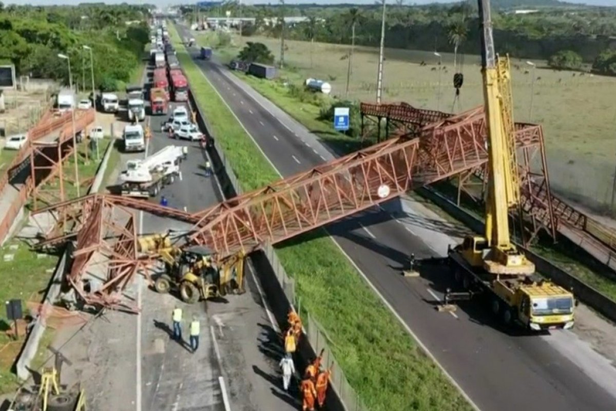 Caminhão derruba passarela e BR-324 é interditada no sentido Salvador; engarrafamento atinge 7km