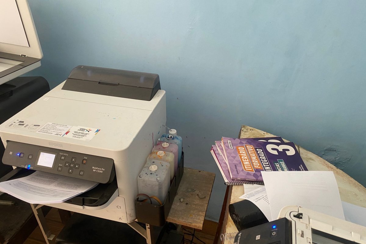 Livros reproduzidos ilegalmente são apreendidos pela Polícia Civil em bairro de Salvador