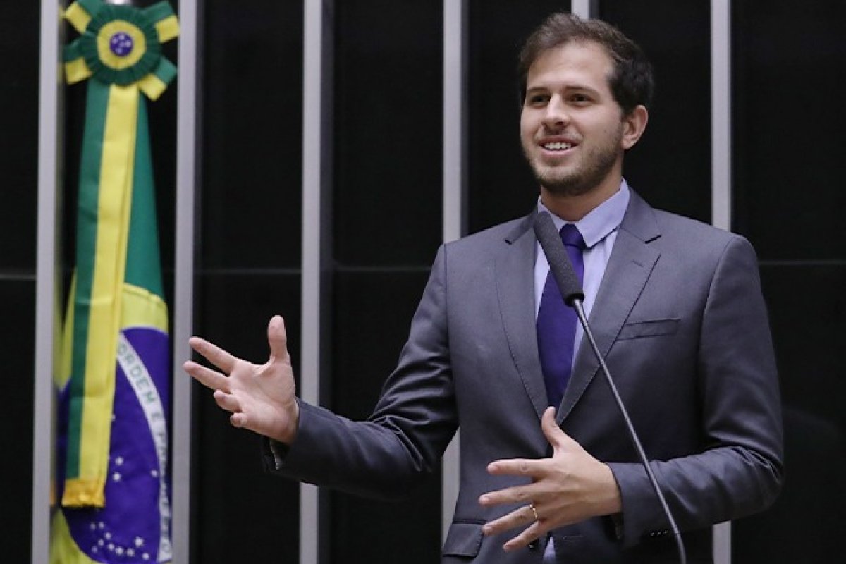 Líder do PSB defende uso de boné