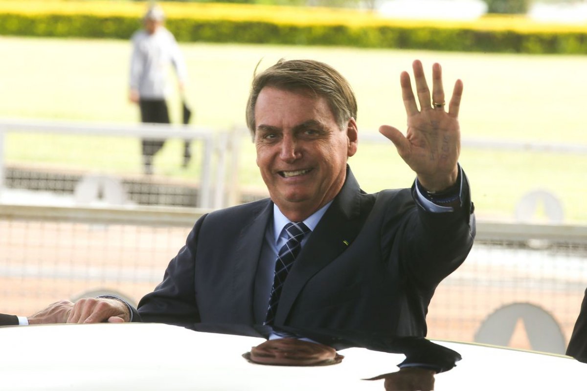 Bolsonaro critica exame toxicológico para posse e porte de arma
