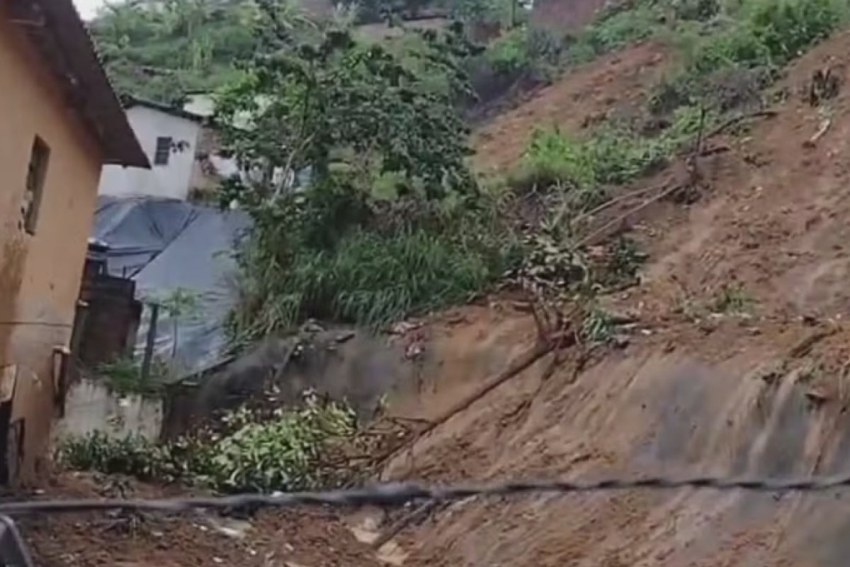 Mãe e filha morrem em deslizamento de terra no Recife e mortes causadas pelas chuvas chegam a 7