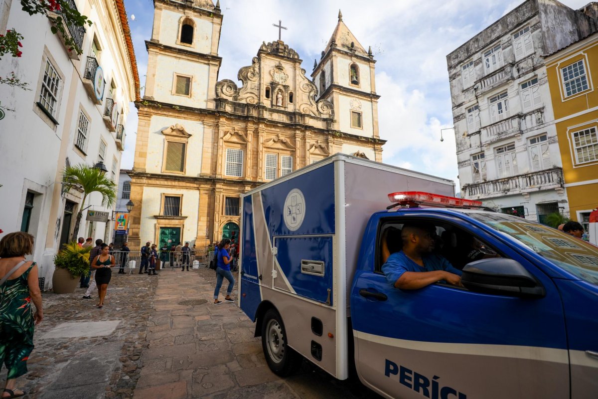 Familiares da vítima fatal do desabamento na Igreja de São Francisco de Assis, chegam a capital baiana 