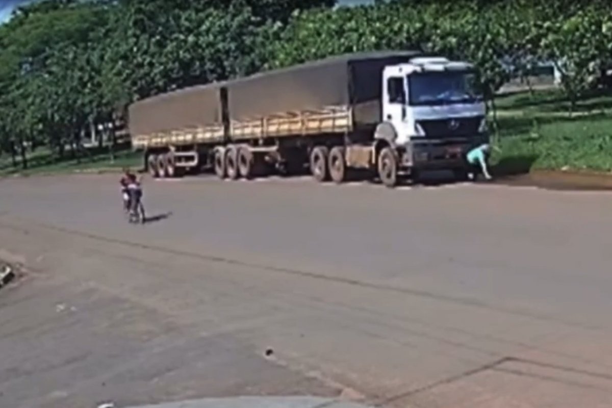 Vídeo: Idosa é atropelada por carreta e sobrevive no Mato Grosso