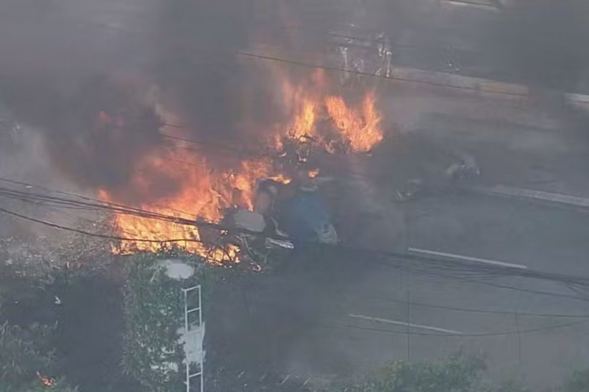 Vídeo: avião de pequeno porte cai sobre ônibus e deixa dois mortos em avenida de São Paulo