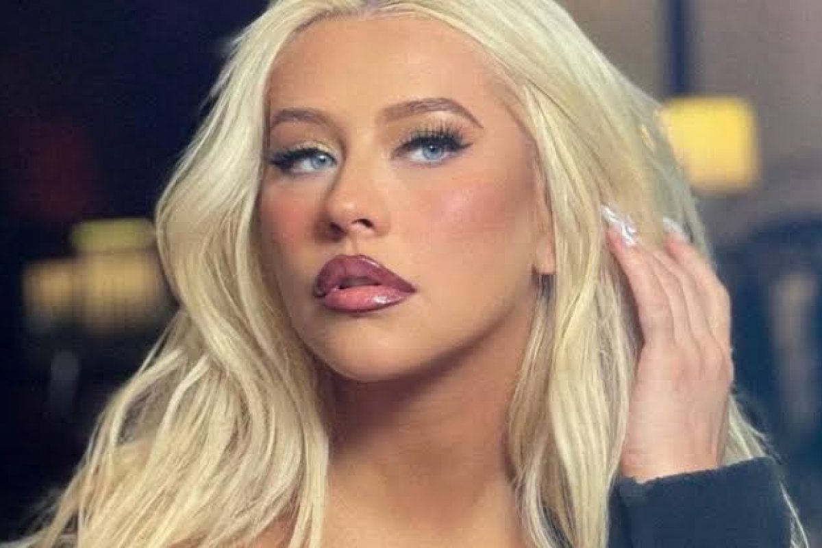 Christina Aguilera veste saia de marca brasileira em seu show em São Paulo! 