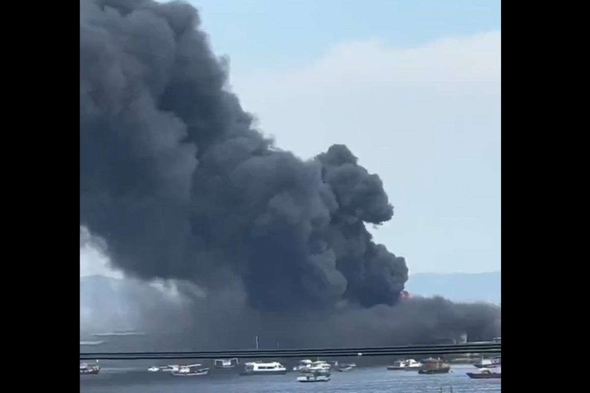 Vídeo: incêndio de grandes proporções atinge fábrica de óleo no Rio de Janeiro