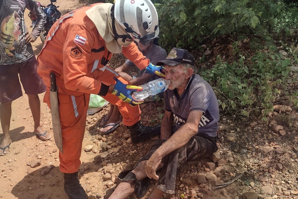 Bombeiros do 9º BBM resgatam idoso de 90 anos que desapareceu em Casa Nova 