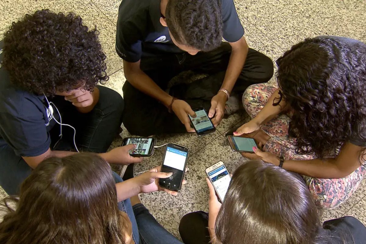 Lei do Celular: Governo decide que escolas estaduais deverão emitir comunicado explicativo