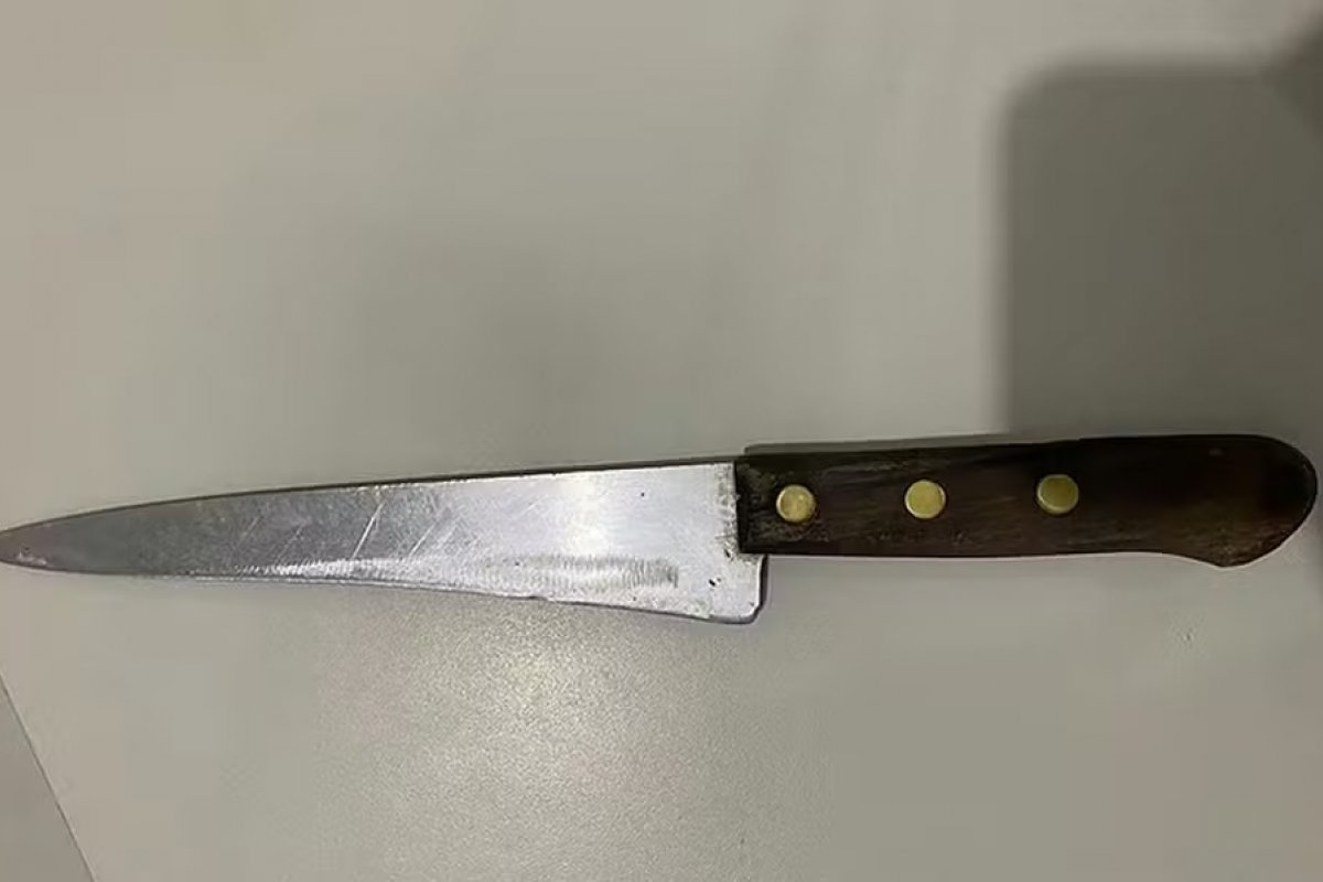 Mulher esfaqueia outra durante briga por causa de peça de roupa na Bahia
