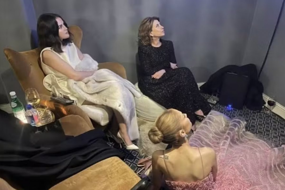 Fãs brasileiros agitam web após foto de Fernanda Torres, Ariana Grande e Selena Gomez assistindo TV juntas