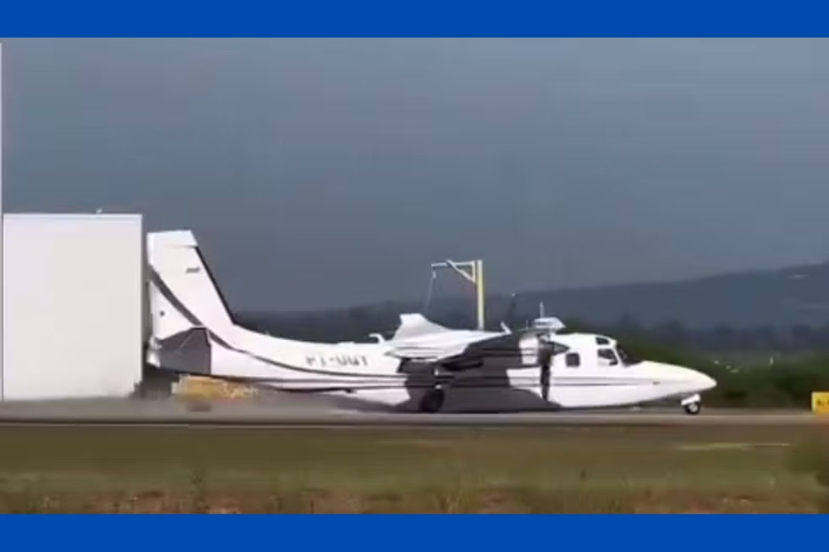 Vídeo: avião faz 'pouso de barriga' após mecanismo apresentar defeito em aeroporto no interior de São Paulo