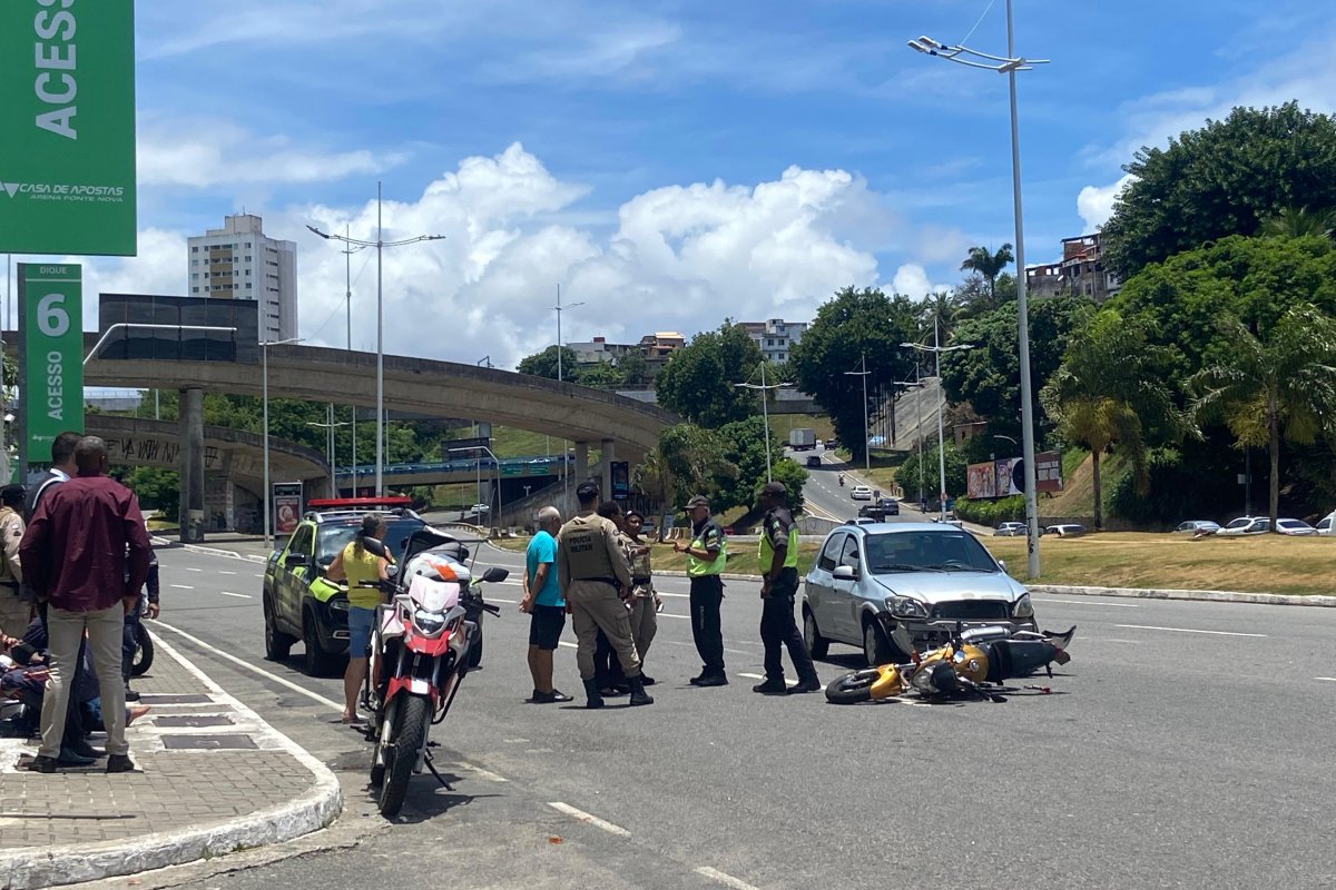 Colisão entre carro e moto deixa um ferido na frente da Arena Fonte Nova 