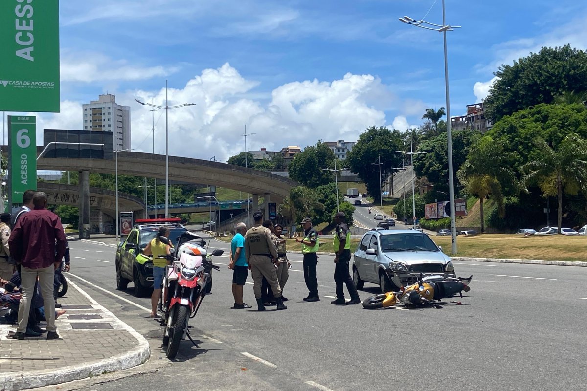 Colisão entre carro e moto deixa um ferido na frente da Arena Fonte Nova