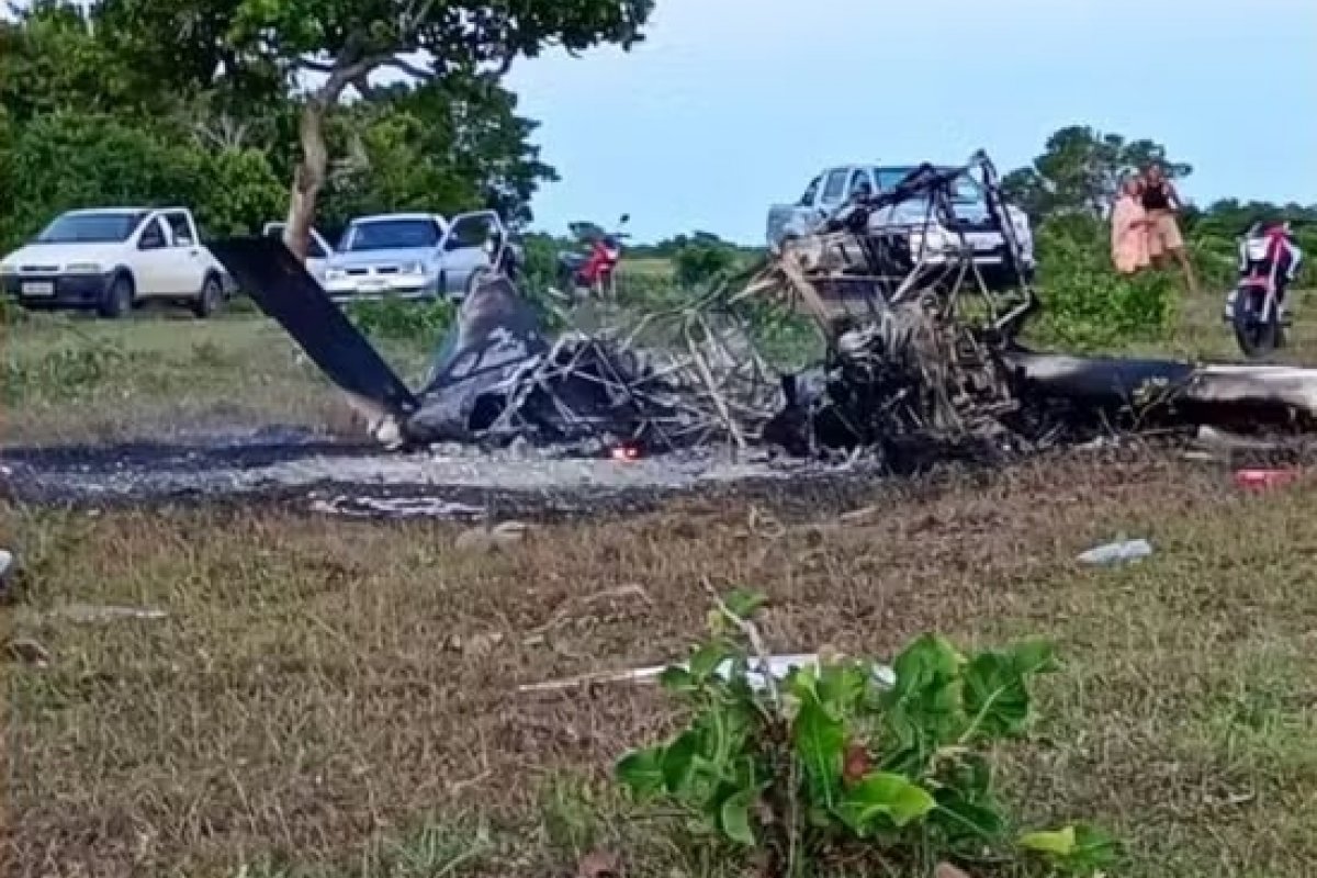 Avião de pequeno porte cai no sul da Bahia e deixa uma pessoa morta