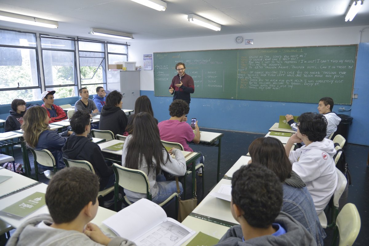 Jerônimo anuncia novo piso salarial da Educação e contratação de novos psicólogos para rede estadual 