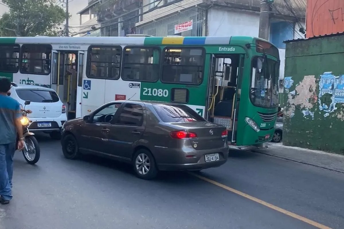 Ônibus voltam a circular no bairro de Tancredo Neves, em Salvador; interrupção aconteceu após protesto por morte de jovem