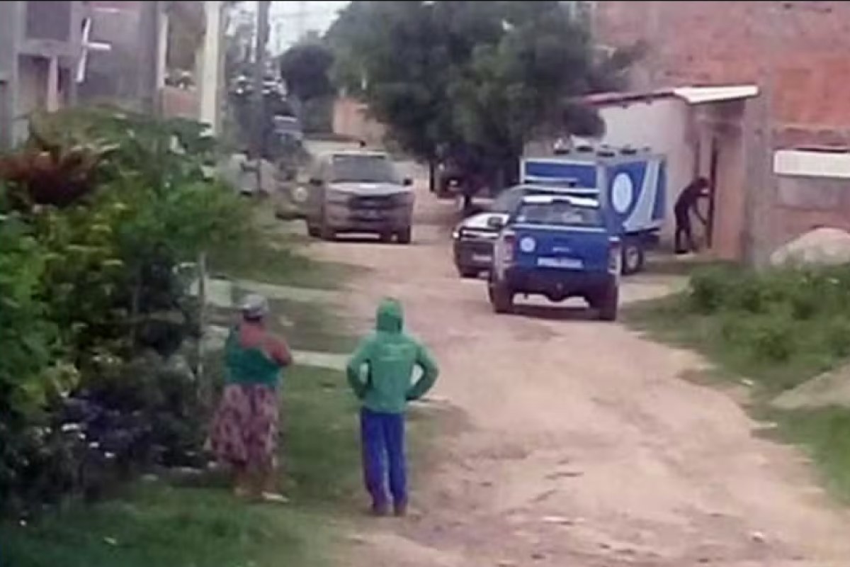 Pai e filho são mortos a tiros dentro de casa em Serrinha, na Bahia