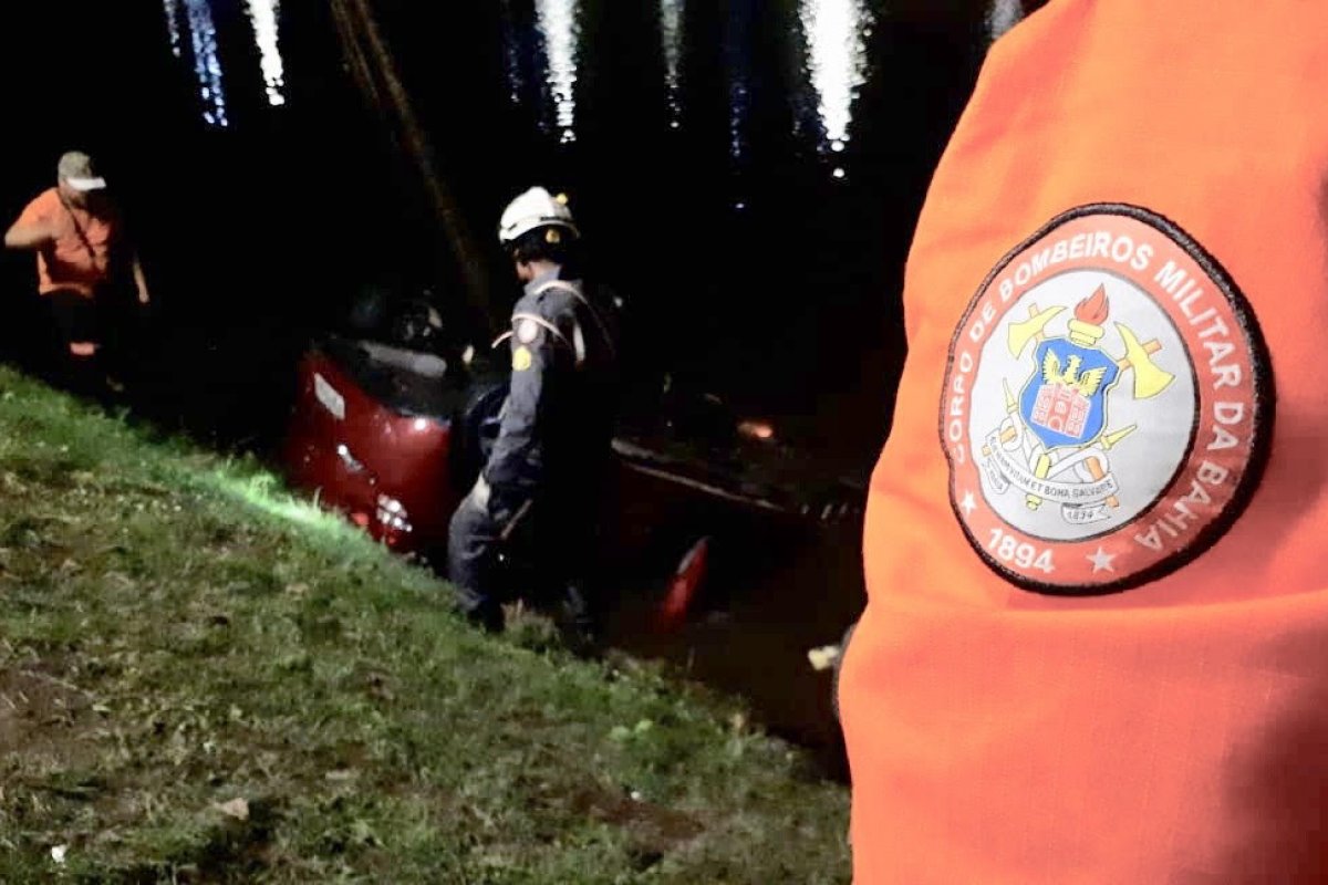 Idoso perde controle da direção e carro cai no Dique do Tororó