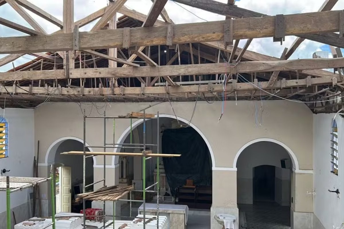 Com risco de desabamento, igreja católica passa a celebrar missa na parte externa