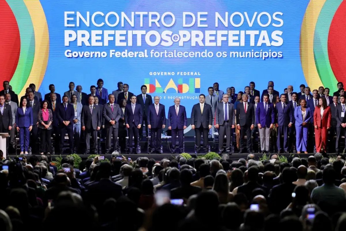 Lula e líderes políticos participam do Encontro Nacional de Prefeitos e Prefeitas em Brasília