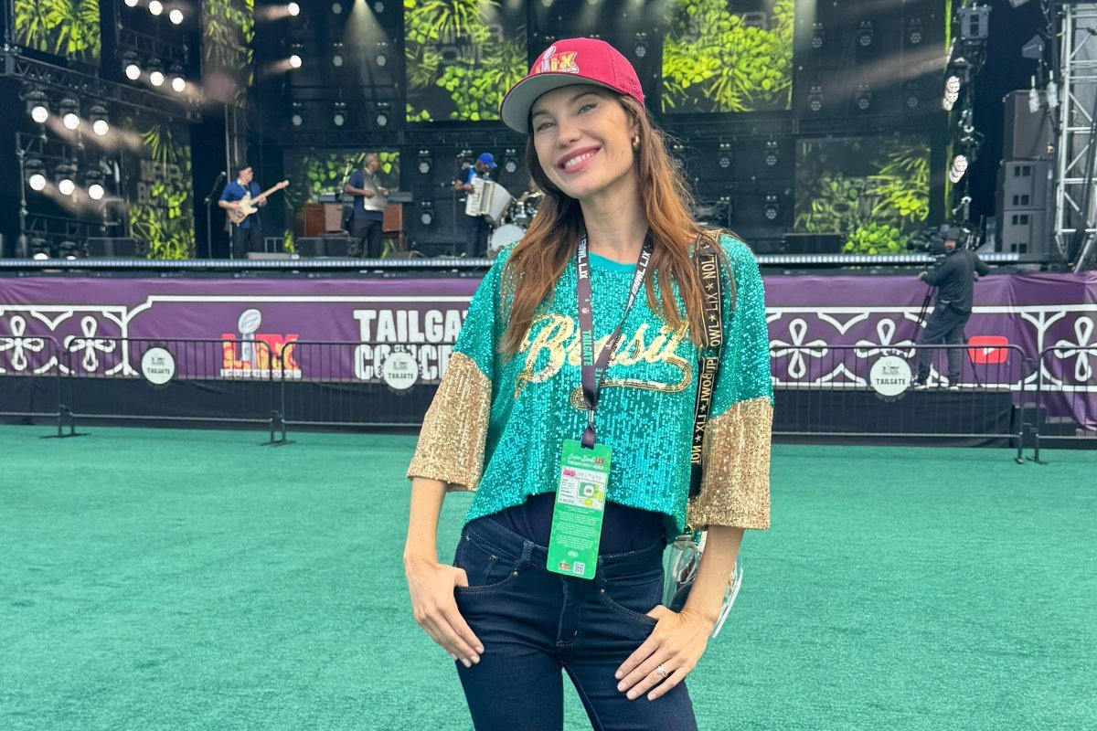 Modelo Júlia Pereira marca presença no Super Bowl.