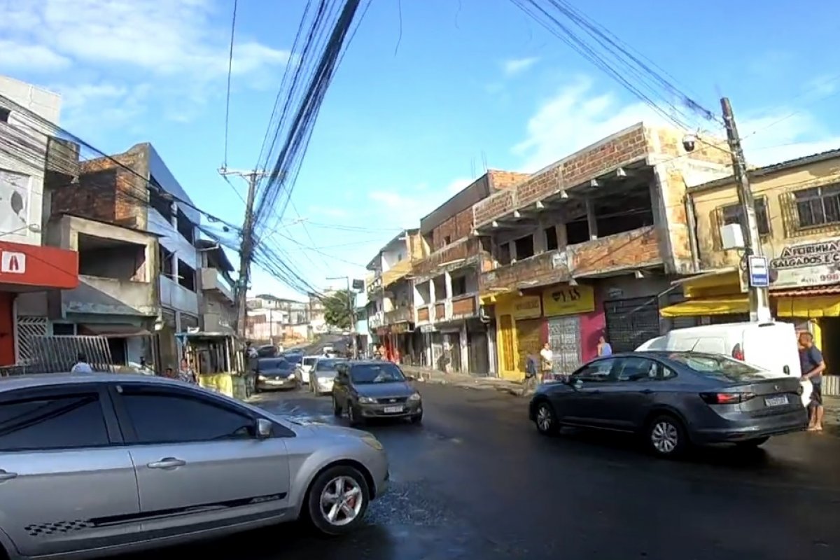 Ônibus deixam de circular no final de linha de Cajazeiras IX, em Salvador; passageiros precisam caminhar mais de 2km para pegar coletivos