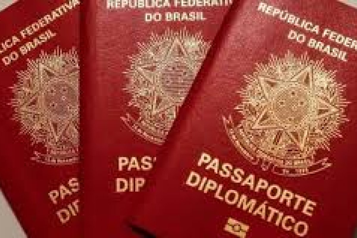 Levantamento aponta que 300 deputados solicitaram passaportes diplomáticos para dependentes; iniciativa classifica uso como 'farra'