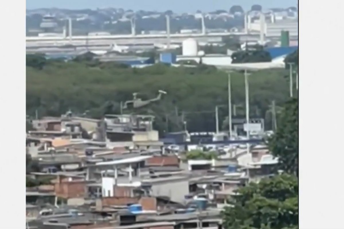 Vídeo: Helicóptero da PM é atingido por tiro no Rio de Janeiro e faz pouso forçado