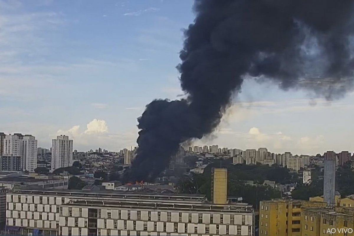 Incêndio alcança galpão industrial no bairro Limão, localizado na Zona Norte de SP