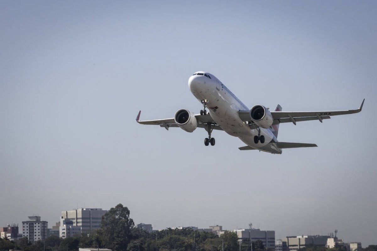 Avião arremete para desviar de embarcação no Santos Dumont (RJ)