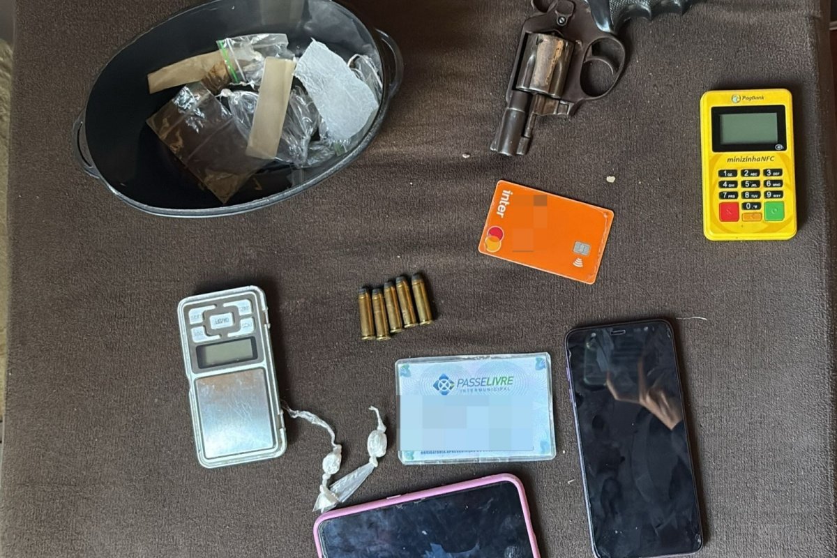 Homem é preso com arma de fogo e drogas durante operação em Camaçari