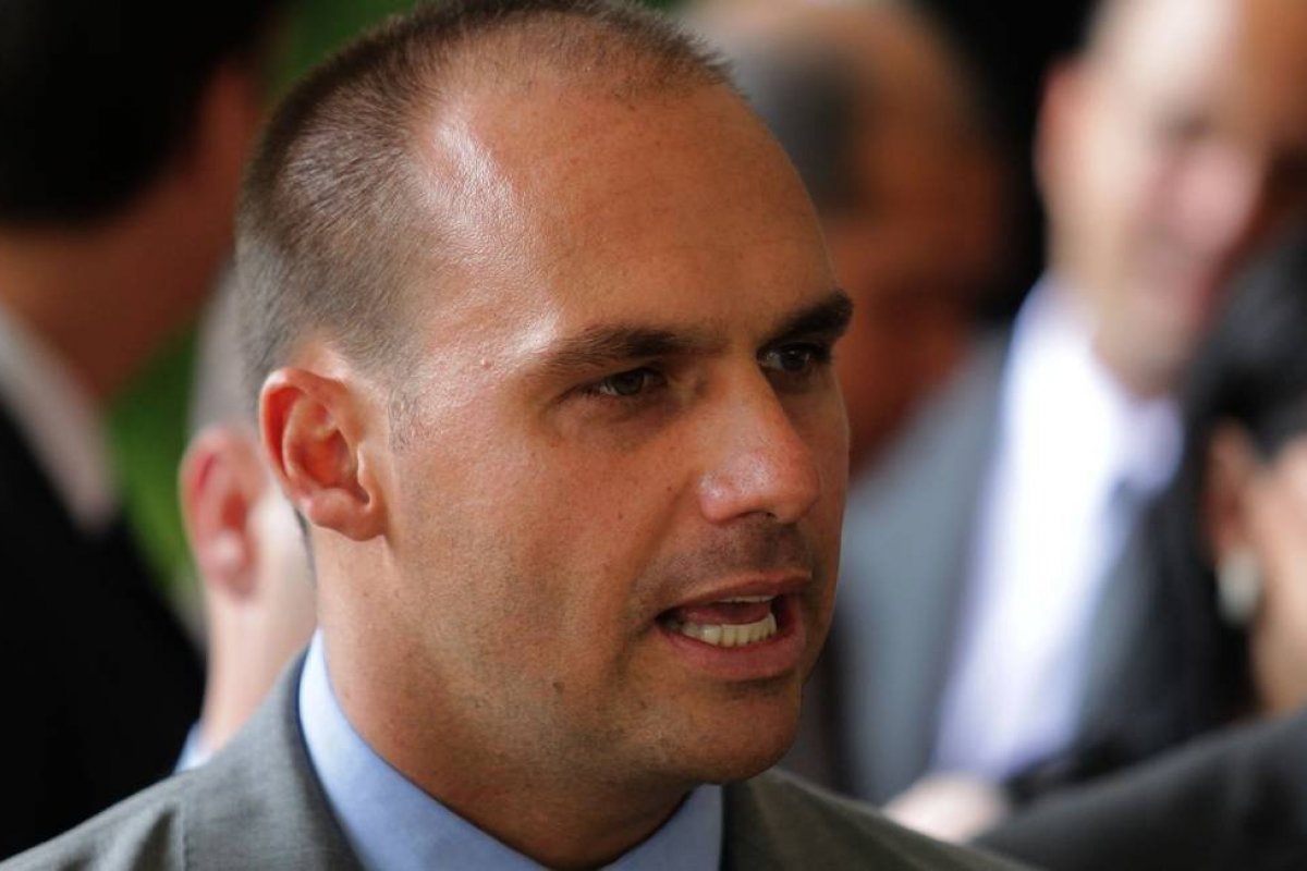 “Demonstra tal ignorância sobre a PM", diz Eduardo Bolsonaro ao criticar Jéssica Senra