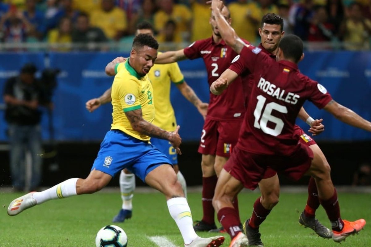 Sob gritos de olé, Brasil empata com Venezuela na Fonte Nova e sai vaiado